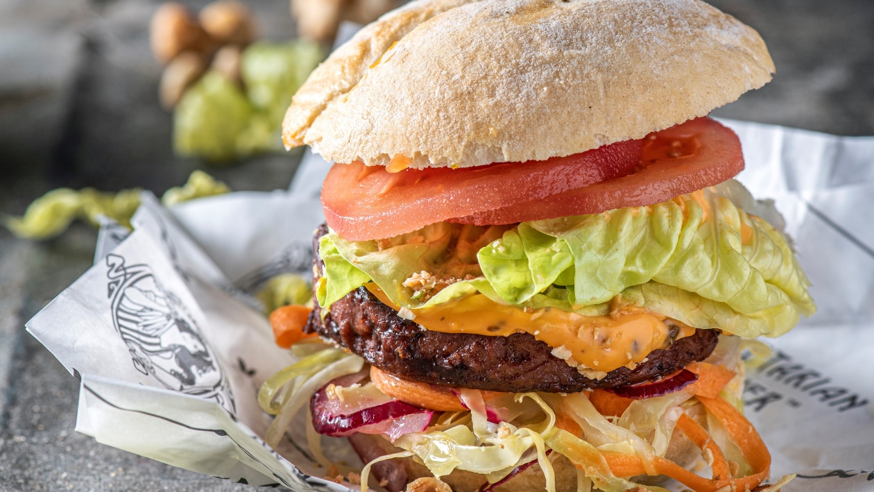 Go Nuts Burger, pickles de légumes, mayonnaise au pesto et noisette